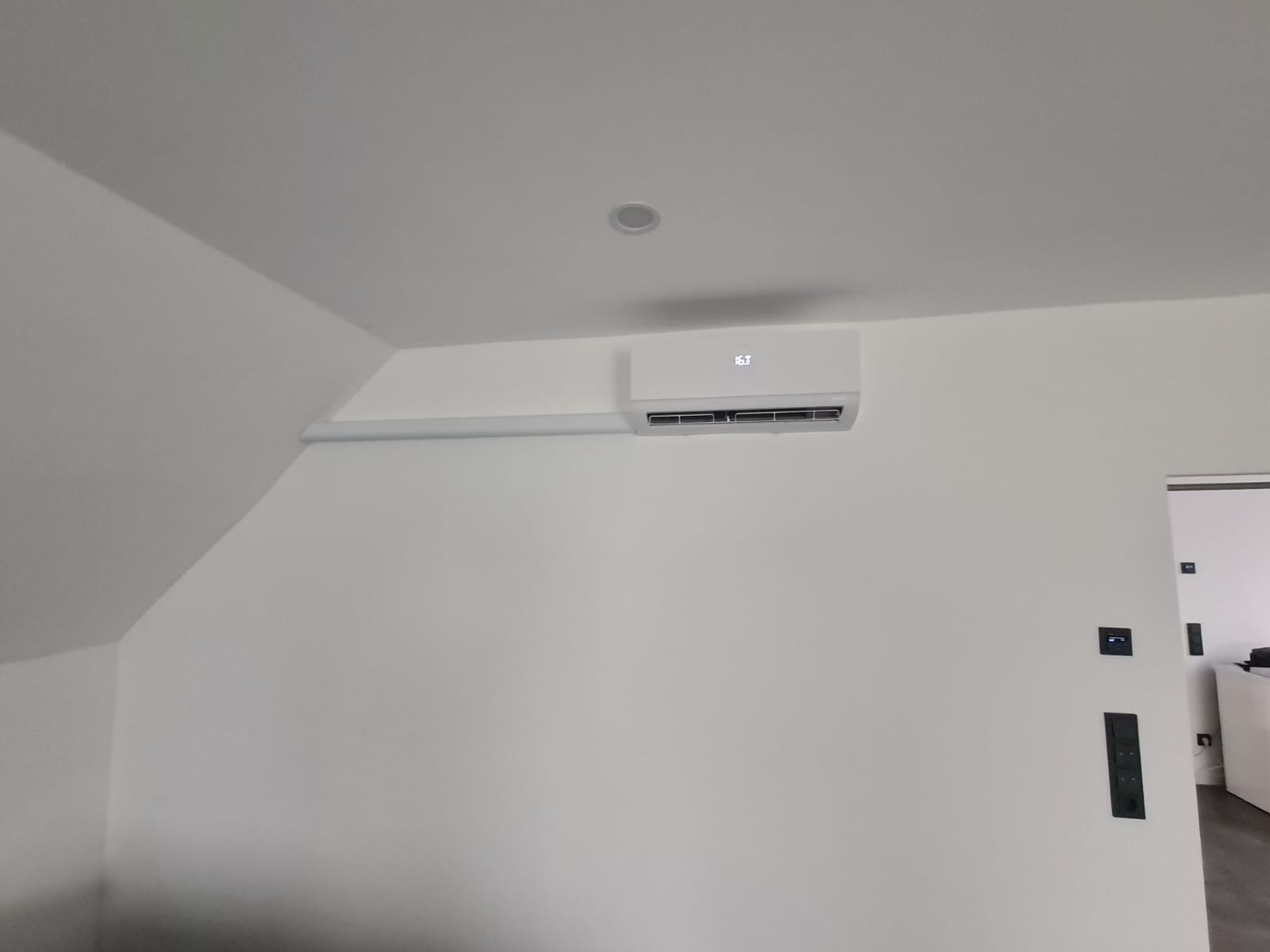 Die Innenanlage einer Bosch Klimaanlage eingebaut an der Wand im Wohnzimmer.